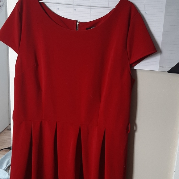 Red dress - Picture 2 of 4